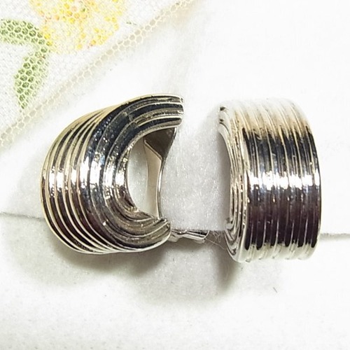 シルバートーンメタルのフープイヤリング  ヴィンテージアクセサリー のセール通販　11608E