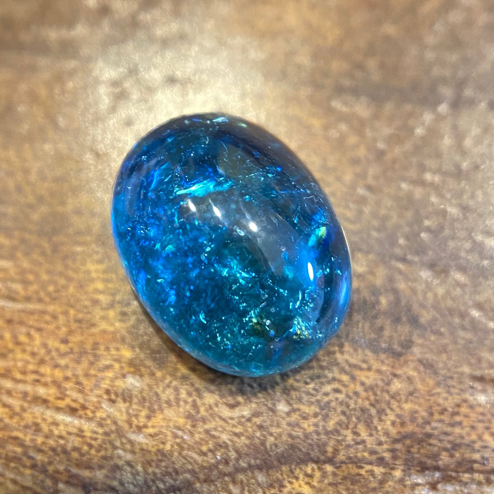 魚戯れる海　イリデッセンス入りブルートルマリン