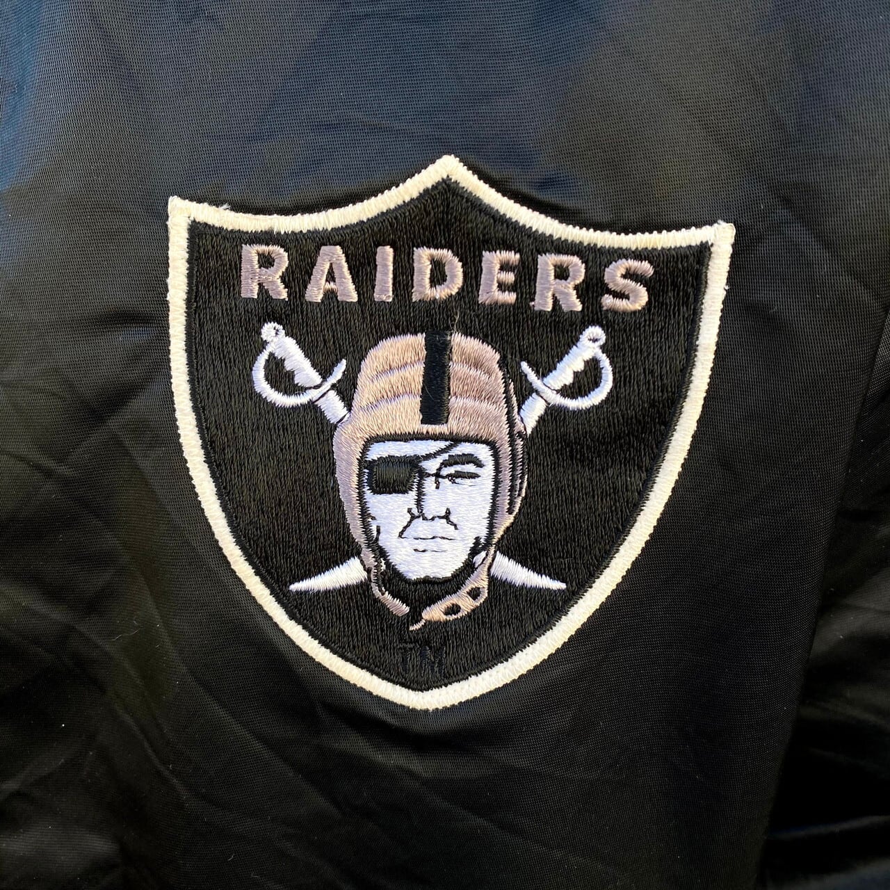 90年代 スターター NFL RAIDERS ナイロンスタジャン メンズM 古着 USA製 STARTER ラスベガス・レイダース ブラック 黒  ワッペン 刺繍 90s ヴィンテージ ビンテージ【ナイロンジャケット】 | cave 古着屋【公式】古着通販サイト