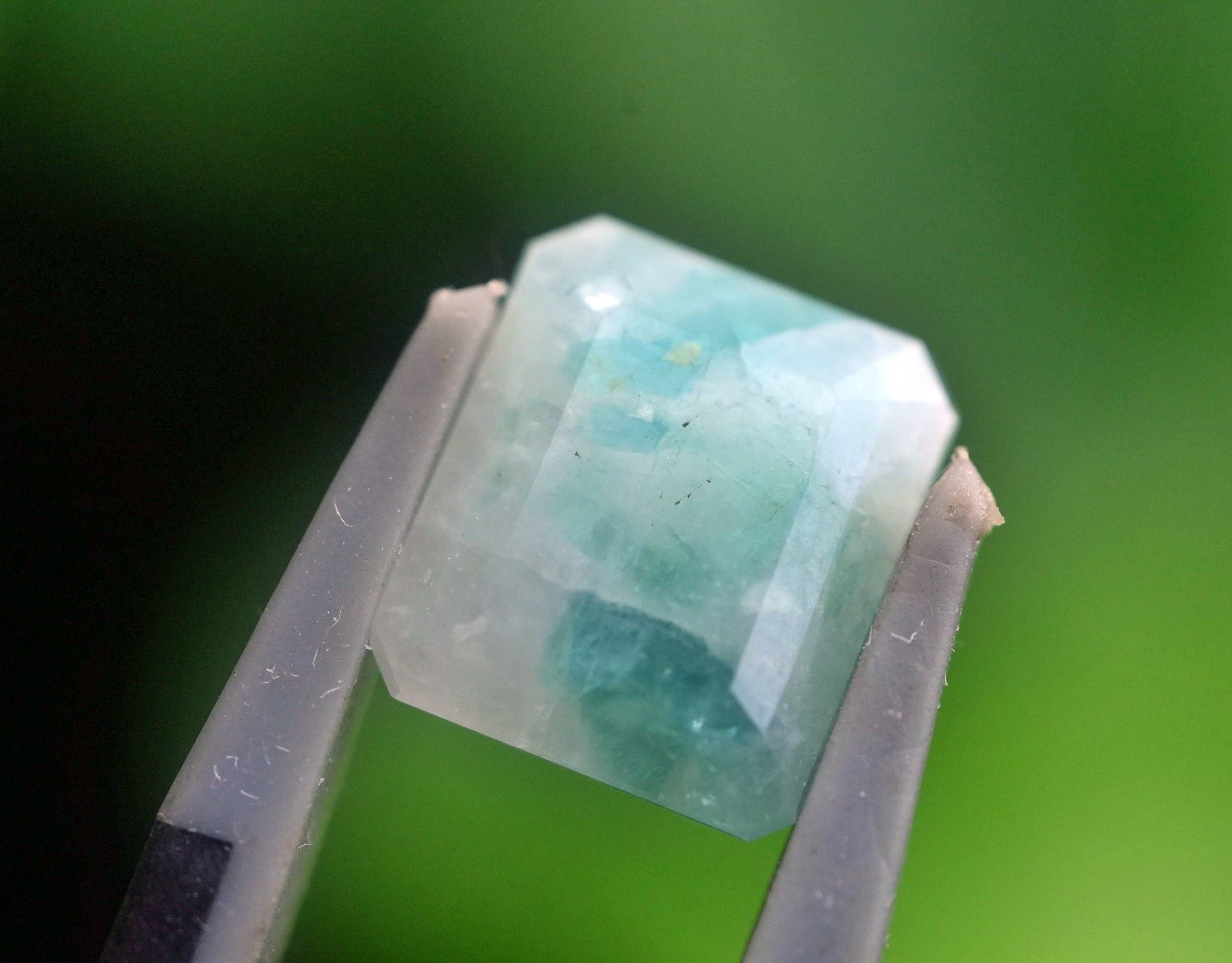 鮮やか高品質3ct/ グランディディエライト s1395 | Funky garuda Stone