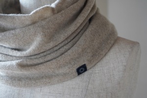 温度を纏う 純カシミヤのふわふわねじりスヌード　Beige