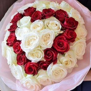 【ハート形のバラの花束】プロポーズに愛のカタチのブーケ、白バラの中に赤バラのハートの形。