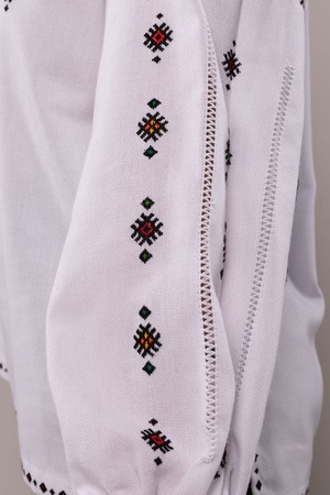 ウクライナ刺繍ヴィシヴァンカ・クラシック　手刺繍　麻　レディース・フリーサイズ