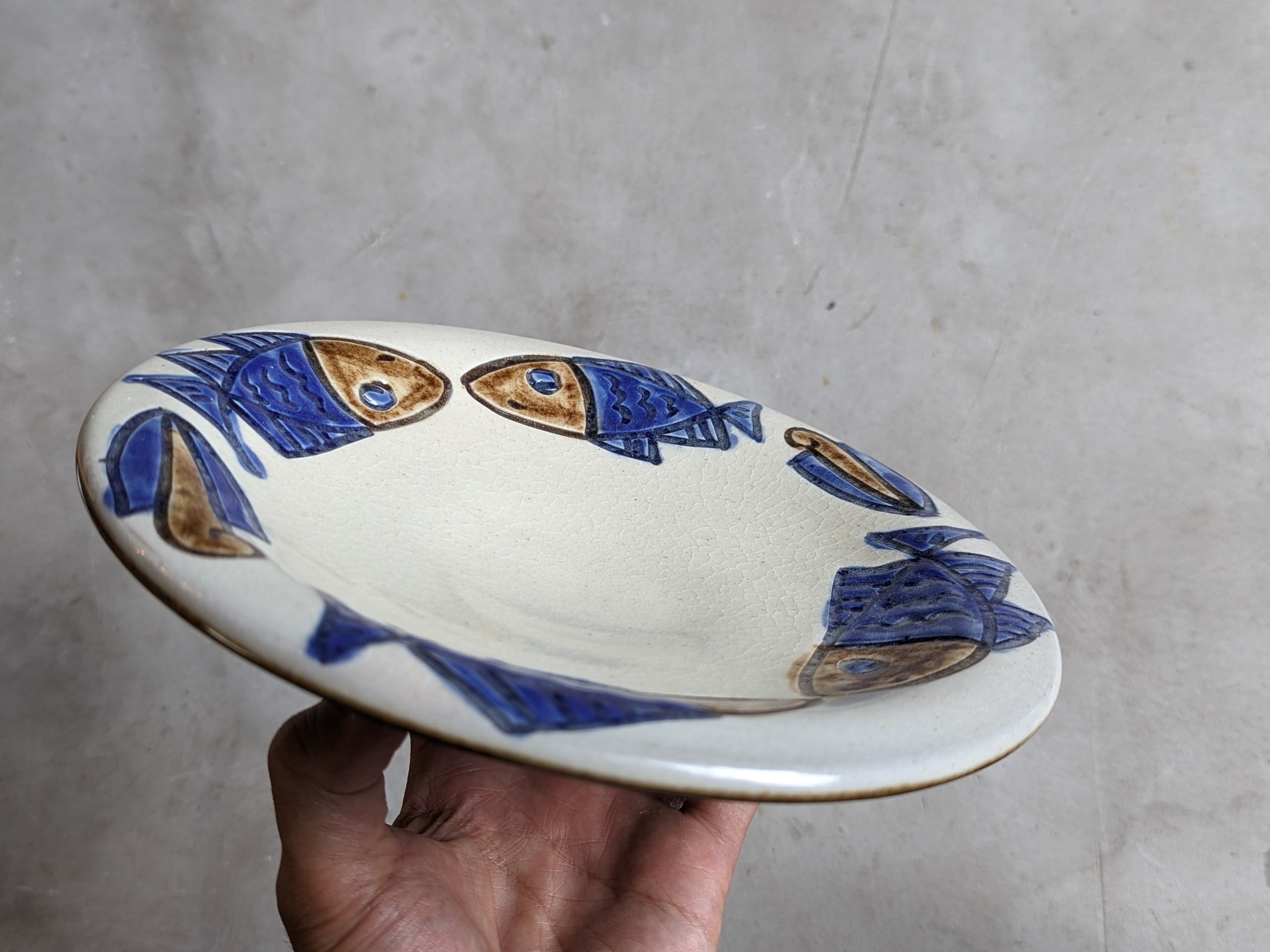 やちむん 皿7寸（魚紋・2色） | ノモ陶器製作所 | inoya | Basic Life