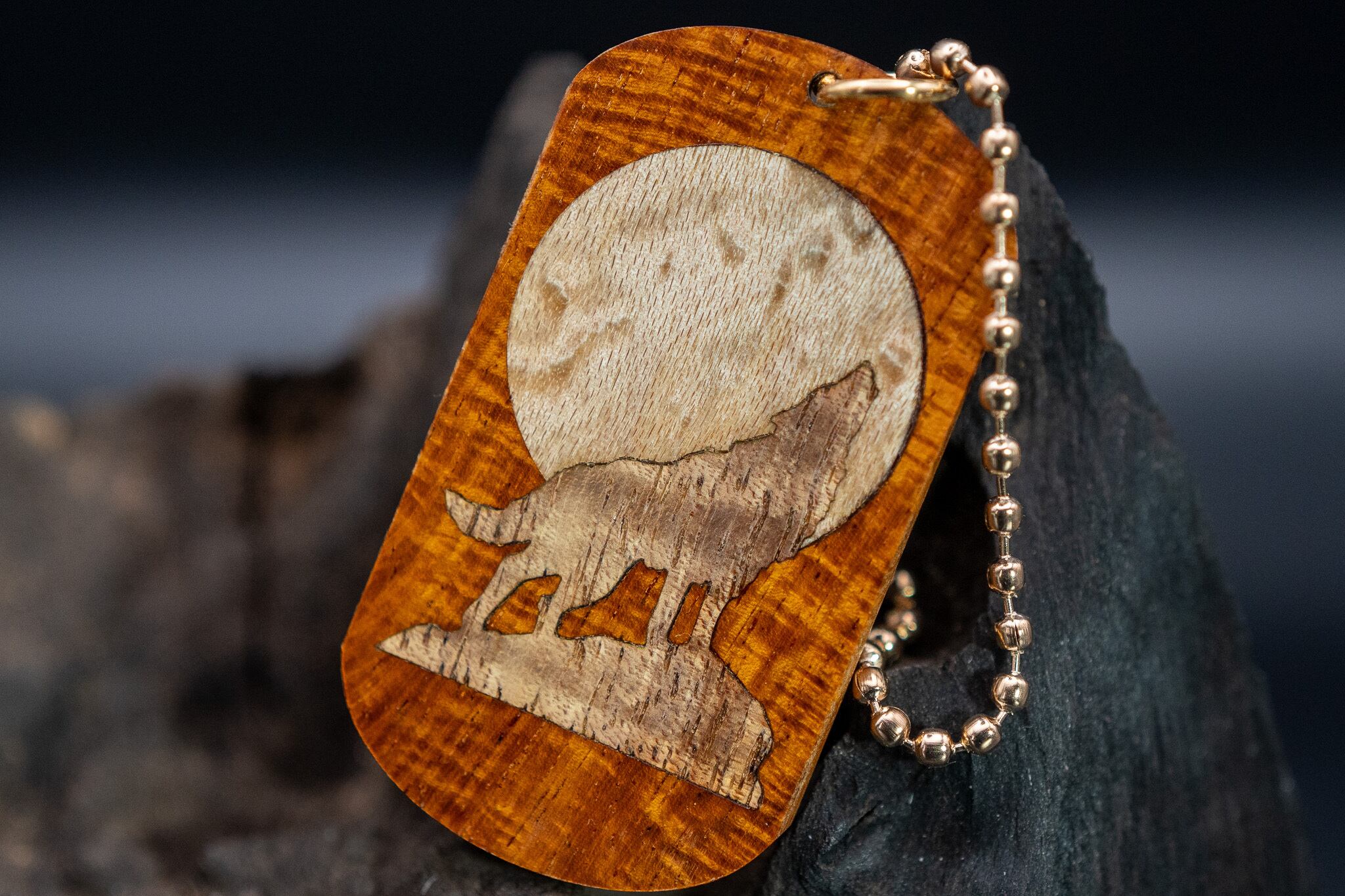 【21世紀最高峰の材】サイアミーズローズウッド マイクロカーリー ドッグタグ 象嵌 月と狼