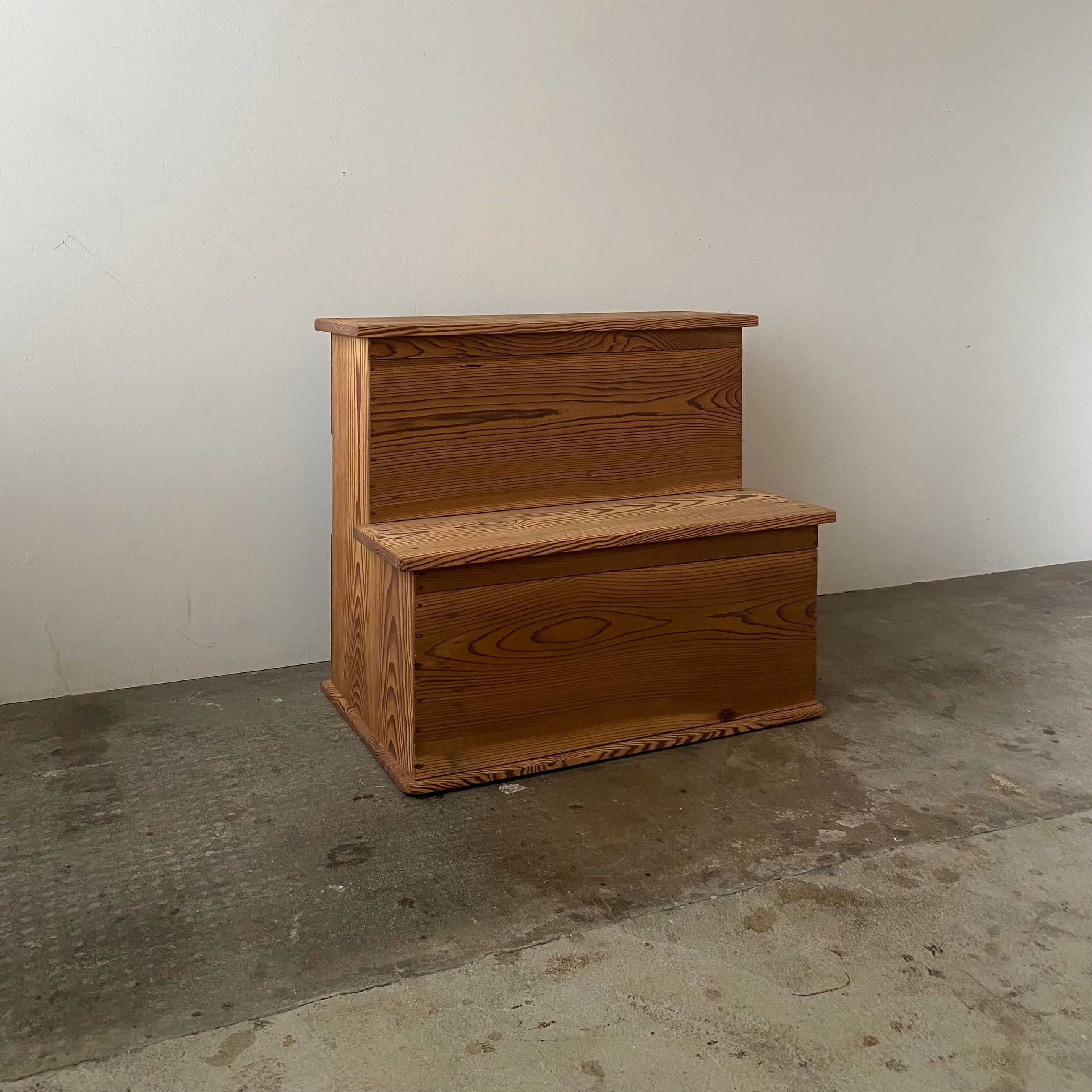 階段のような踏み台　0978