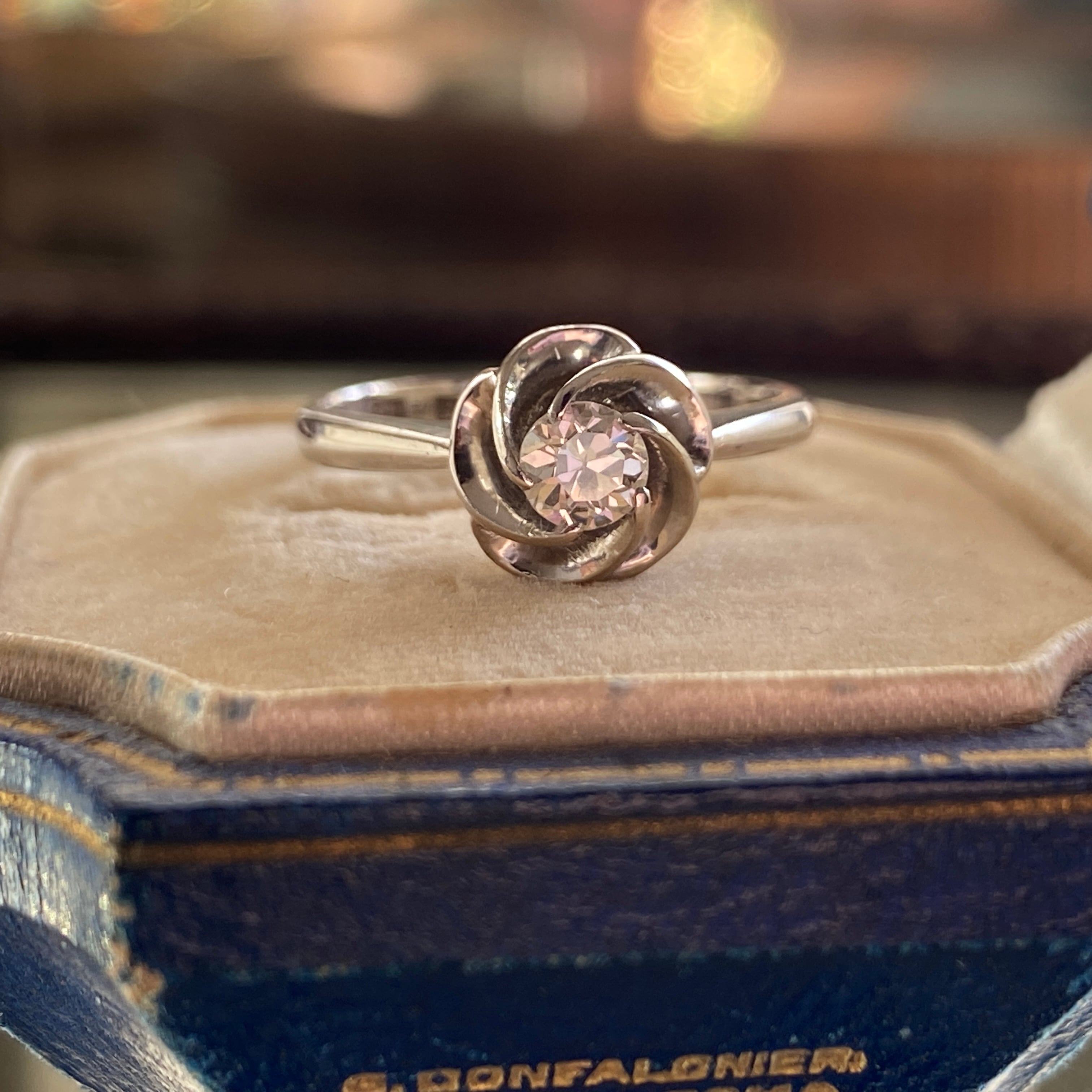 ヴィンテージ　プラチナ捻り梅ダイヤモンドリング　