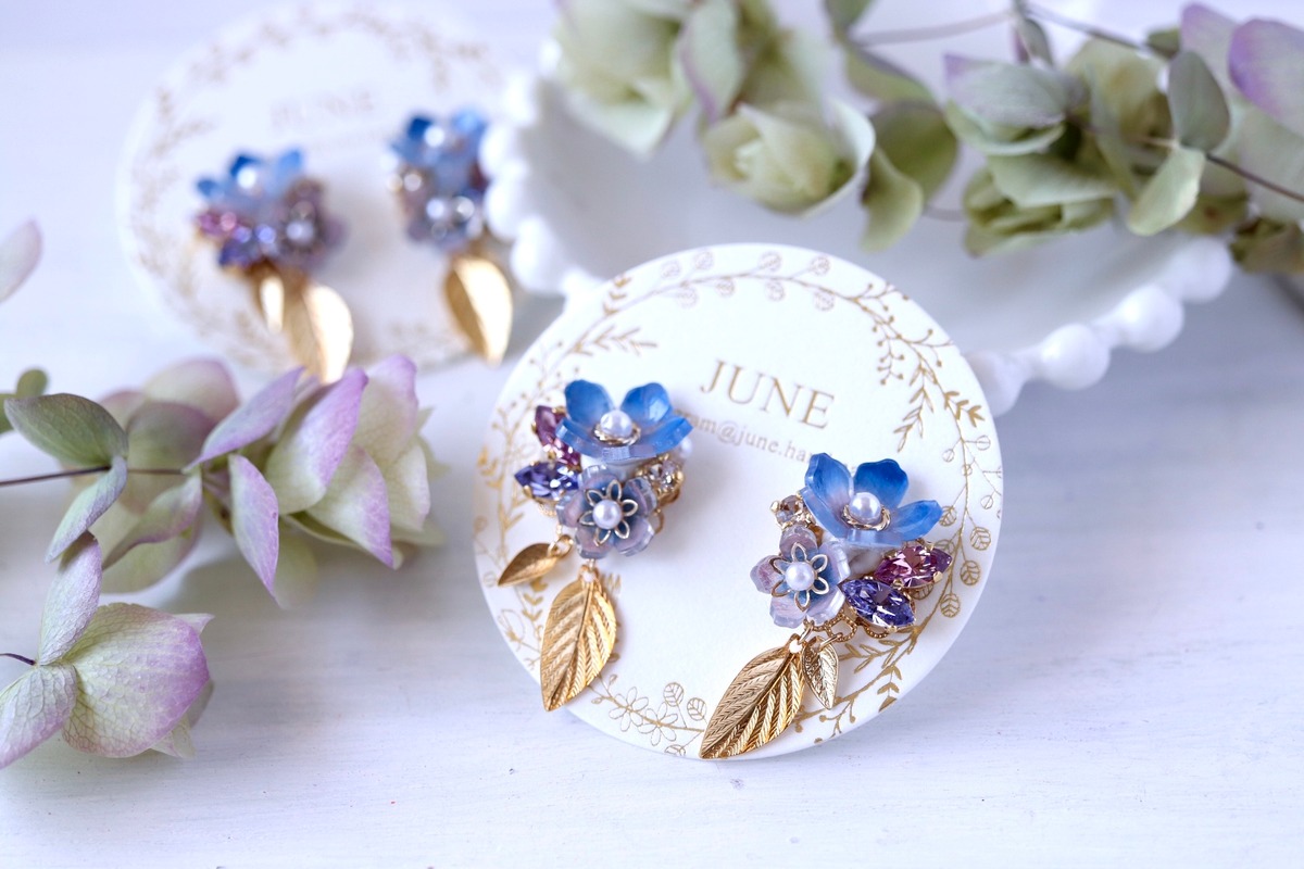 クラシックブルー、華やか花とbijou*葉っぱのピアス／イヤリング、青  