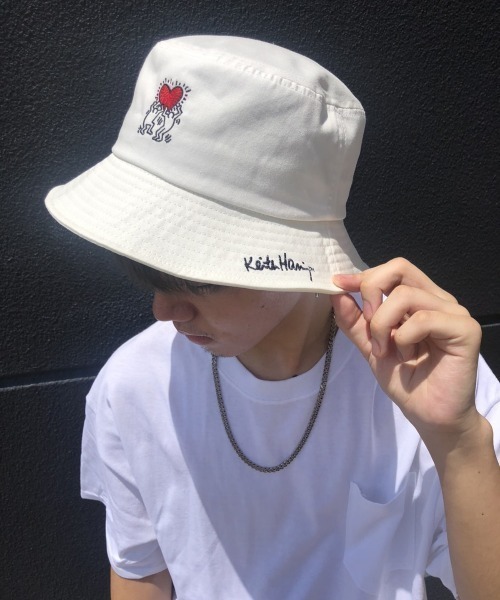 Keith Haring(キースヘリング) バケットハット アートロゴ  ハート ホワイト　KH-B3101