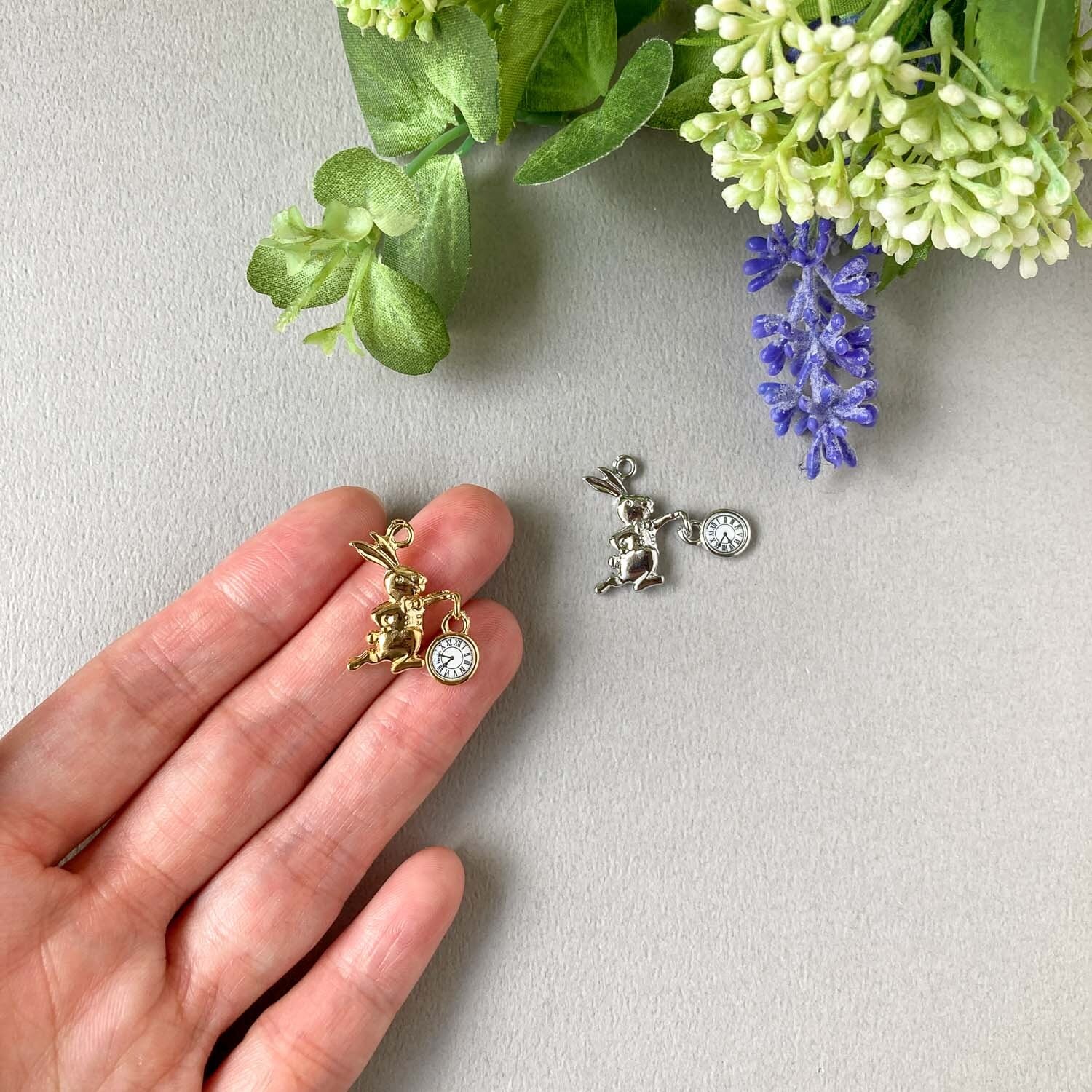 時計を持ったうさぎのチャーム（20mm） | Dua-アクセサリーパーツショップ