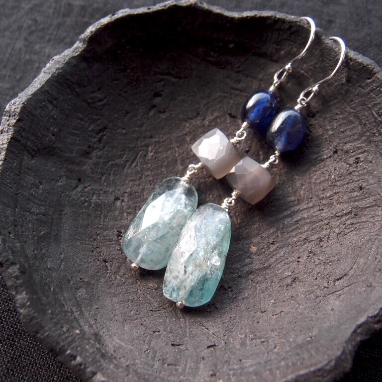 SV】Blue Sapphire × Gray Moonstone × Kyanite Earrings／グレー