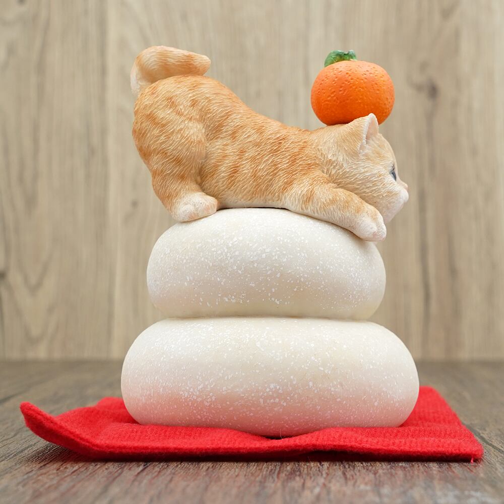 猫オブジェ(鏡餅飾り)茶トラ猫 | マスノヤ衣料品店・マスノヤ猫雑貨店