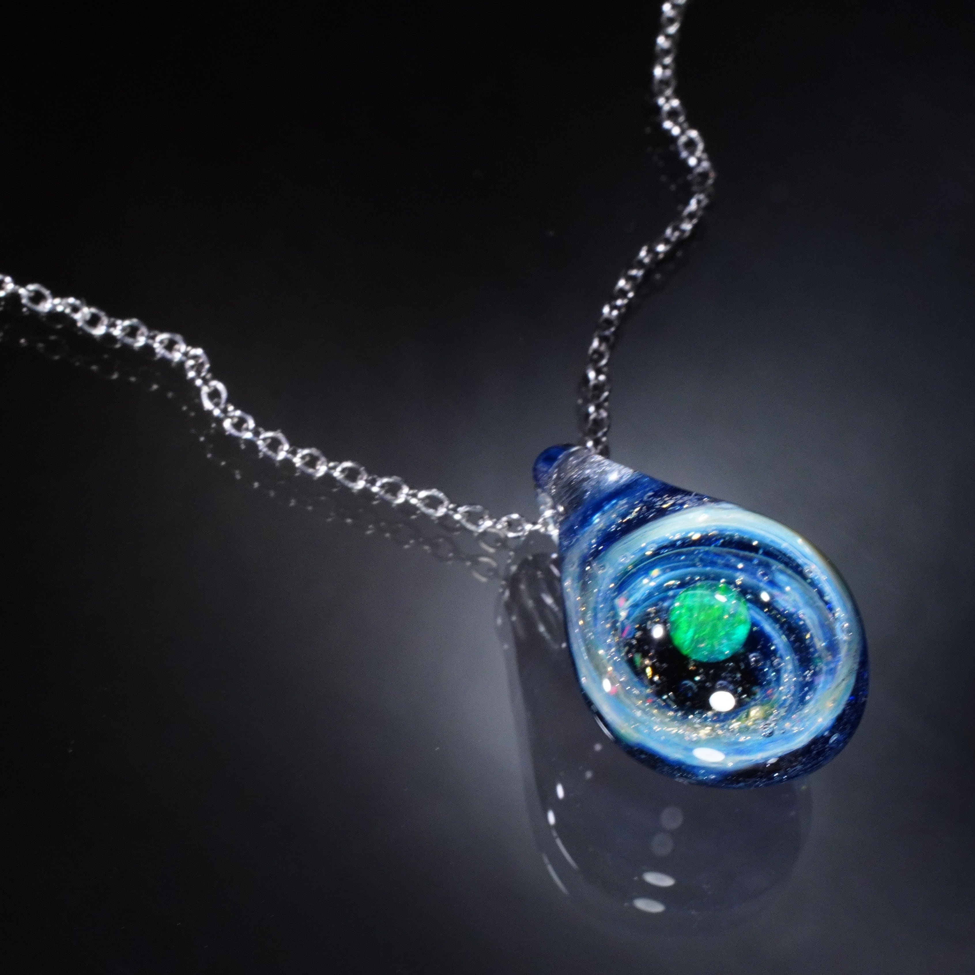 ガラスの小宇宙　クリスタルオパール ミニペンダント　雫型　No.2035 ガラスの小宇宙 クリスタルオパール ミニペンダント 雫型 No.2035