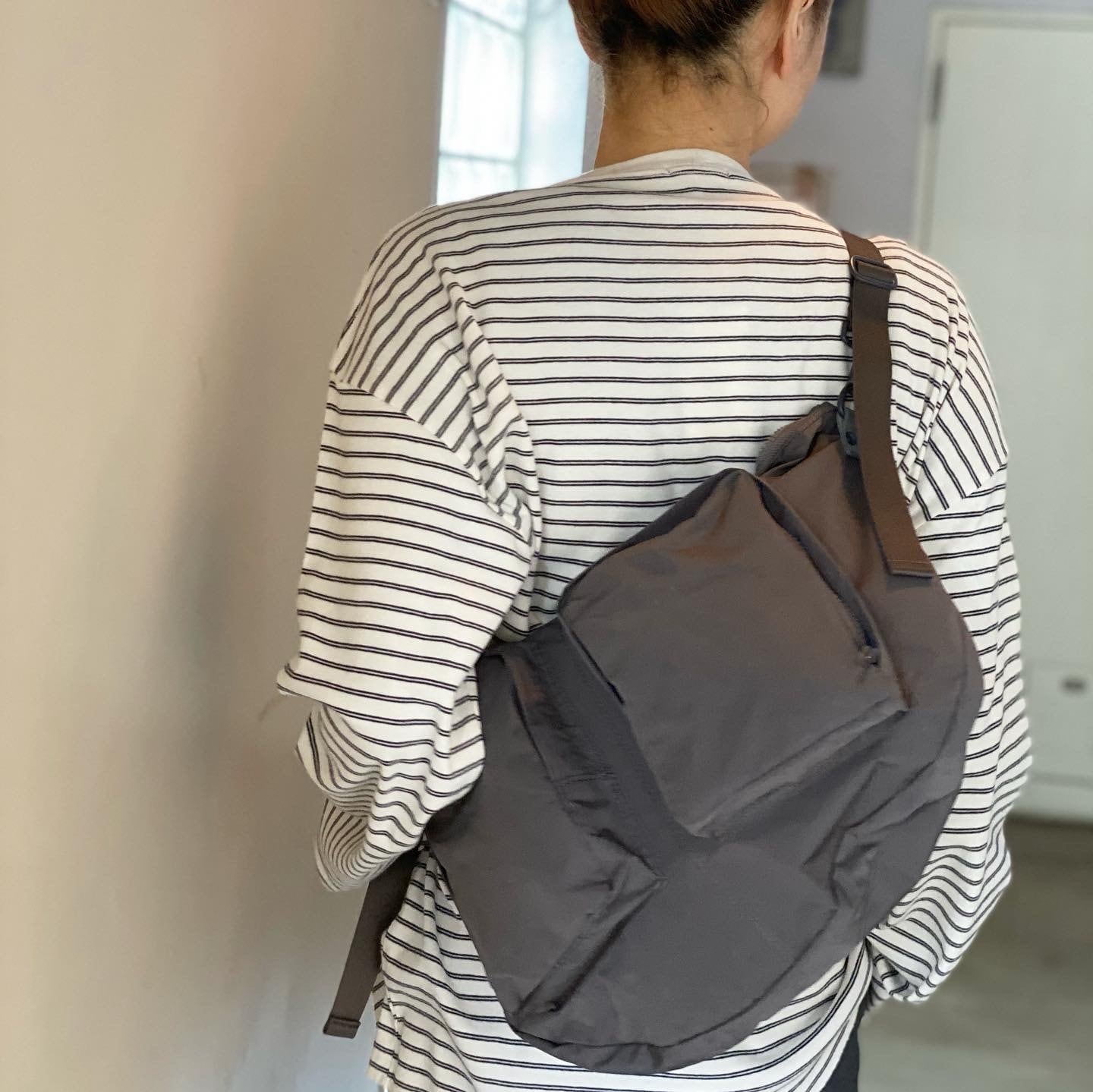 再入荷AMIACALVA(アミアカルヴァ)Spilit Yarn Body bag grey-(F-009