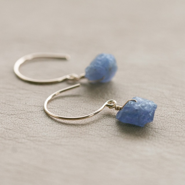 レア☆タンザナイト原石ラフカットAAA★ラウンドフックピアス☆14kgf☆フックピアス・イヤリング変更無料！