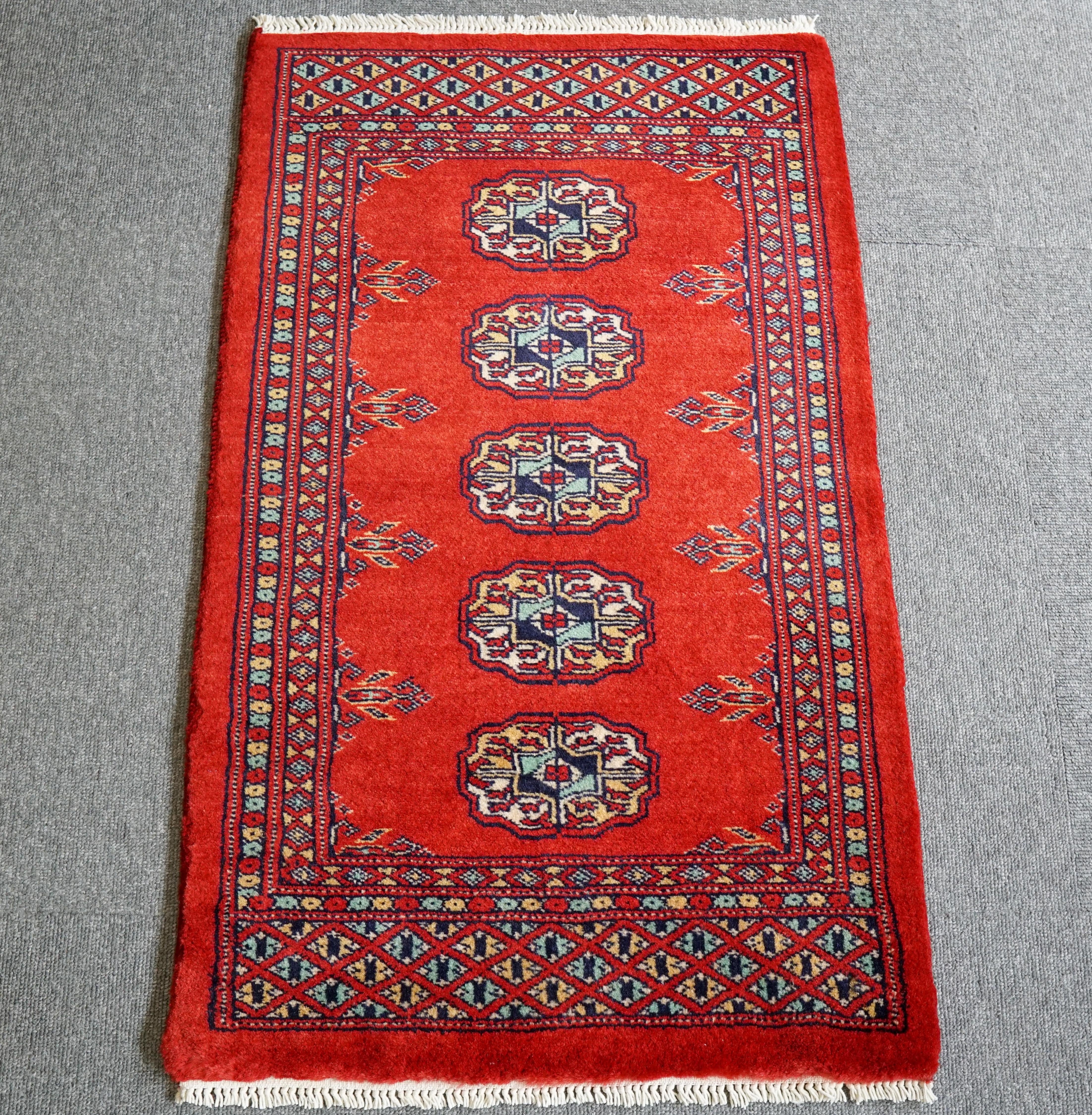 80×48cm【パキスタン手織り絨毯】-