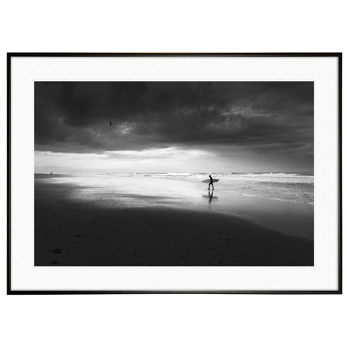 夏写真 アメリカ合衆国オレゴン州の砂浜を歩くサーファー インテリア モノクロアートポスター額装 AS3335