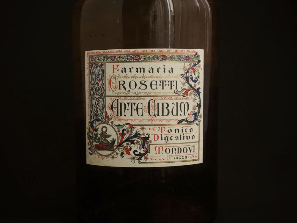装飾的なラベルの薬瓶 Ⅲ | antique Salon