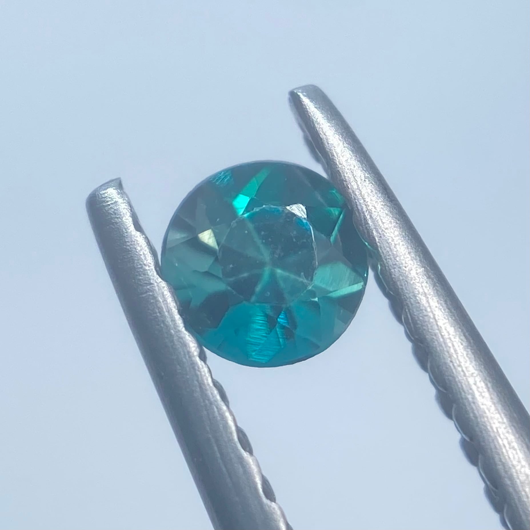 濃く鮮やかな希少カラー グランディディエライト