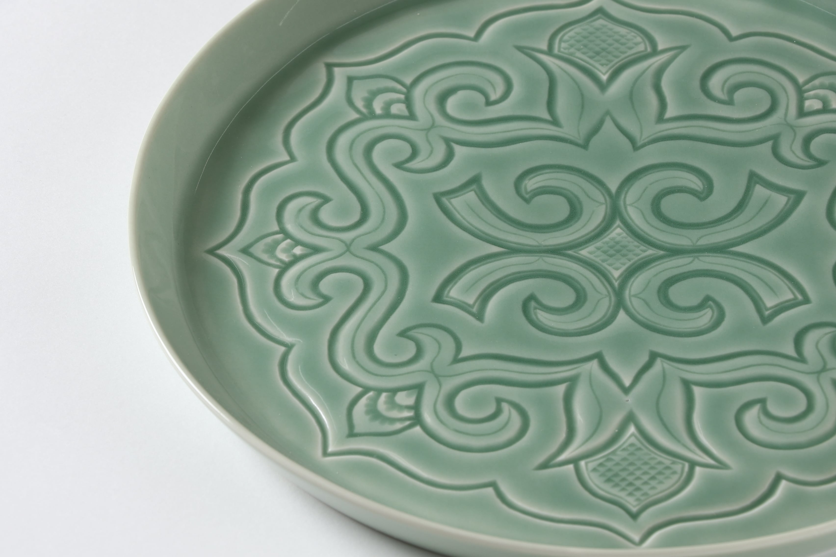 有田焼 鋳込皿(26cm丸皿) 斎藤政輝 | 阿寒アイヌコンサルン