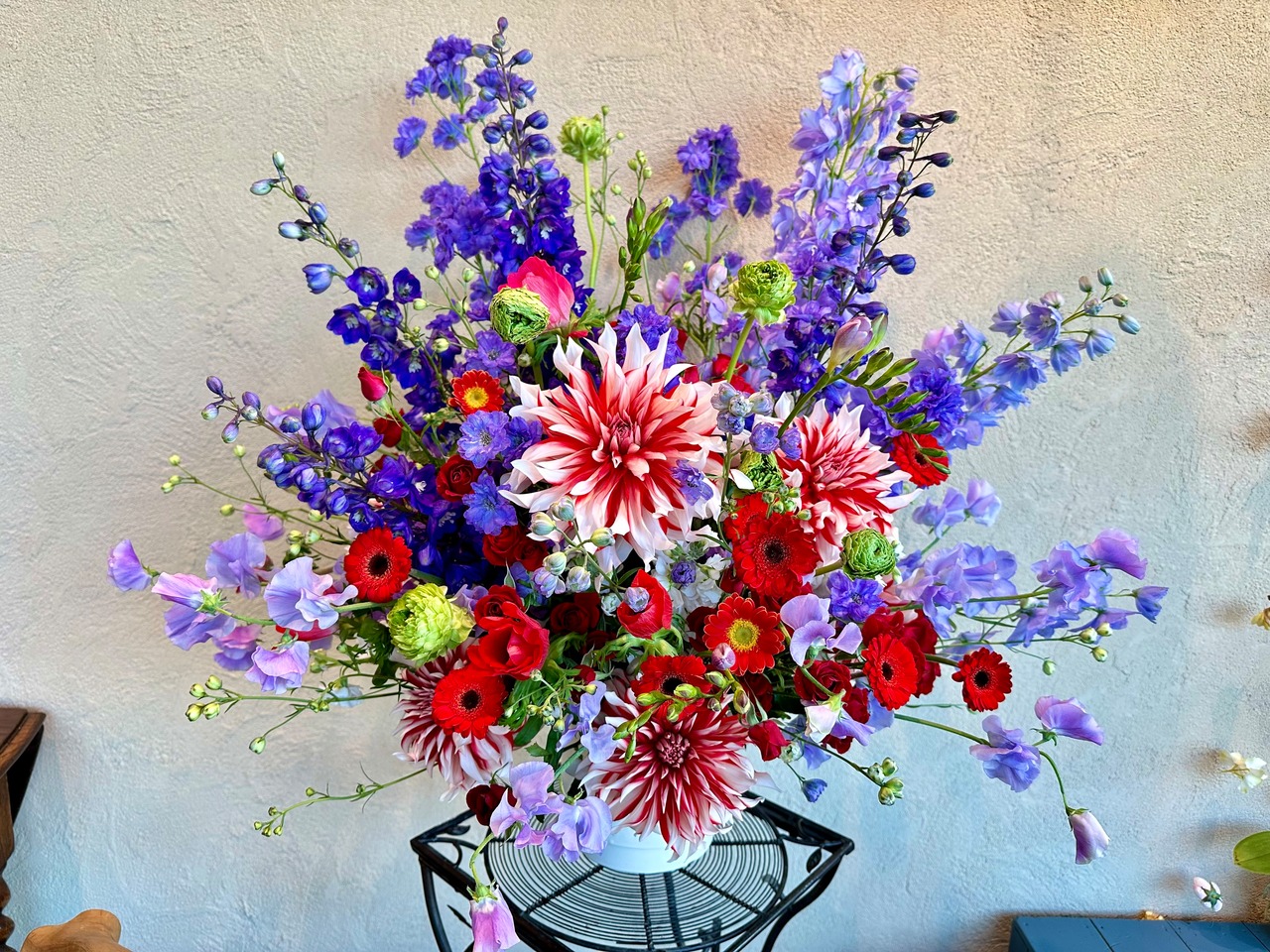 【玉名郡市・荒尾市　配達限定】デルフィニュームのお祝いアレンジメント