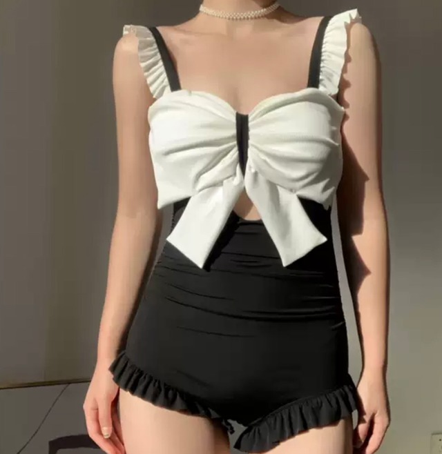 トレンド 水着 ビックリボン フェミニン 6119 フリルストラップ スイムウェア モノキニ ワンピース パッド付き リボン フリル バックシャン かわいい 大人可愛い きれいめ シンプル 華やか 大人 大人っぽい おしゃれ お洒落 レトロ 主役級 存在感 女っぽ ラブリー キュート ガーリー モダン 無地 10代 20代 30代 レディース 女の子 夏 海 ビーチ プール リゾート 旅行 美脚 脚長 スタイルアップ 美スタイル 韓国 オルチャン ファッション M L XL ブラック ブルー 送料無料