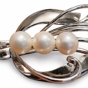 【現品1品限り・送料無料】伊勢志摩産あこや真珠 ブローチ 6.0mm 3粒 シルバー925 上品フォーマル・セレモニー対応 パールブローチ