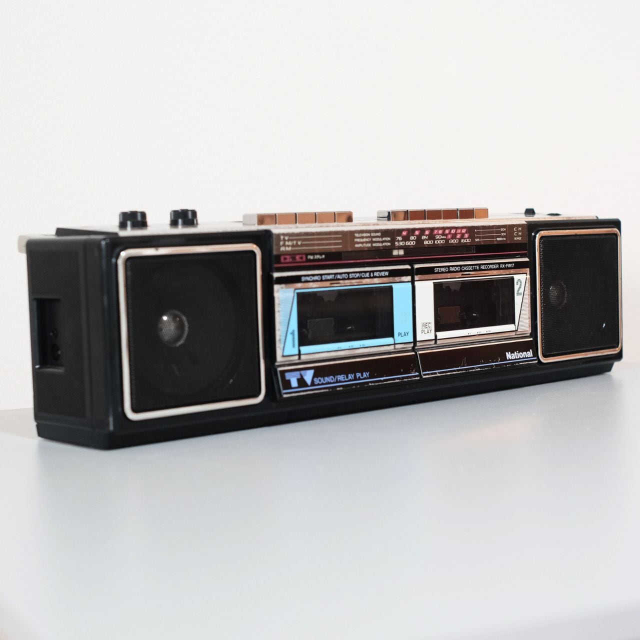 レトロなラジカセ、カセットプレーヤー、レコードプレーヤーの販売