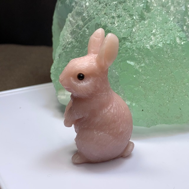 1.グリーンフローライト原石クラスターに住み着いているピンクオパールうさぎ