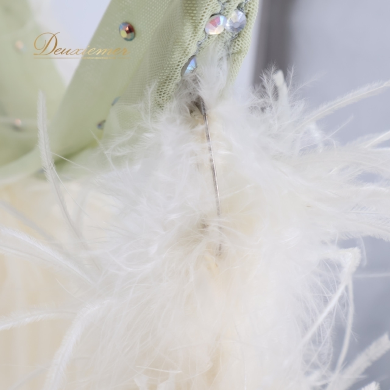 社交ダンス 衣装 スタンダードドレス ワンピース ドレス ファー フェザー 緑 シルバー デモ 競技 ダンス パーティ 発表会 グリーン系 グレイ系 エレガント 華やか おしゃれ 大人 デザイン フェミニン フェザー付き 競技用 ゆれる