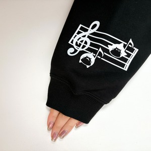 12/4入荷分【会話のきっかけ服。】無言で夢を語る。歌うサメプリント スウェット【歌い手志望の私服】