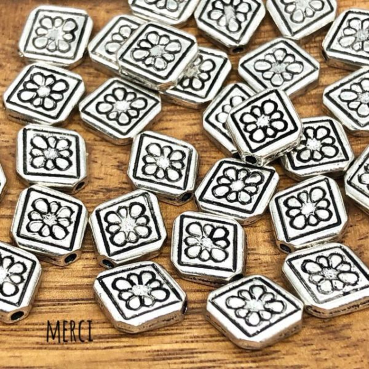 【2個】スクエアフラワーメタルビーズ/ひし形/花/ハワイ/スペーサー