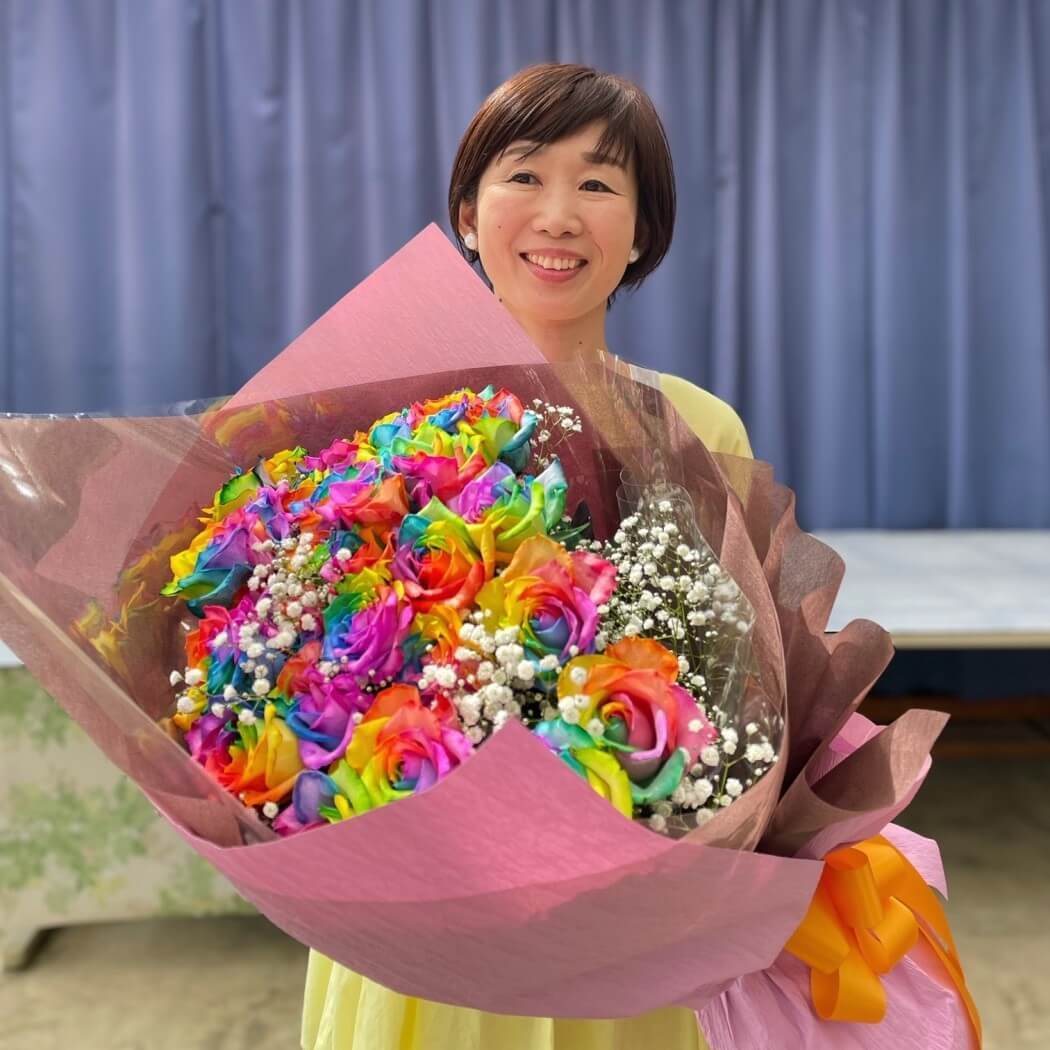 レインボーローズ33本で愛を伝える「ブリリアント・ローズ」(花束036