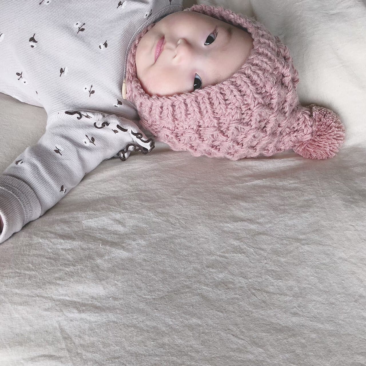 ぽんぽん付きニットボンネット