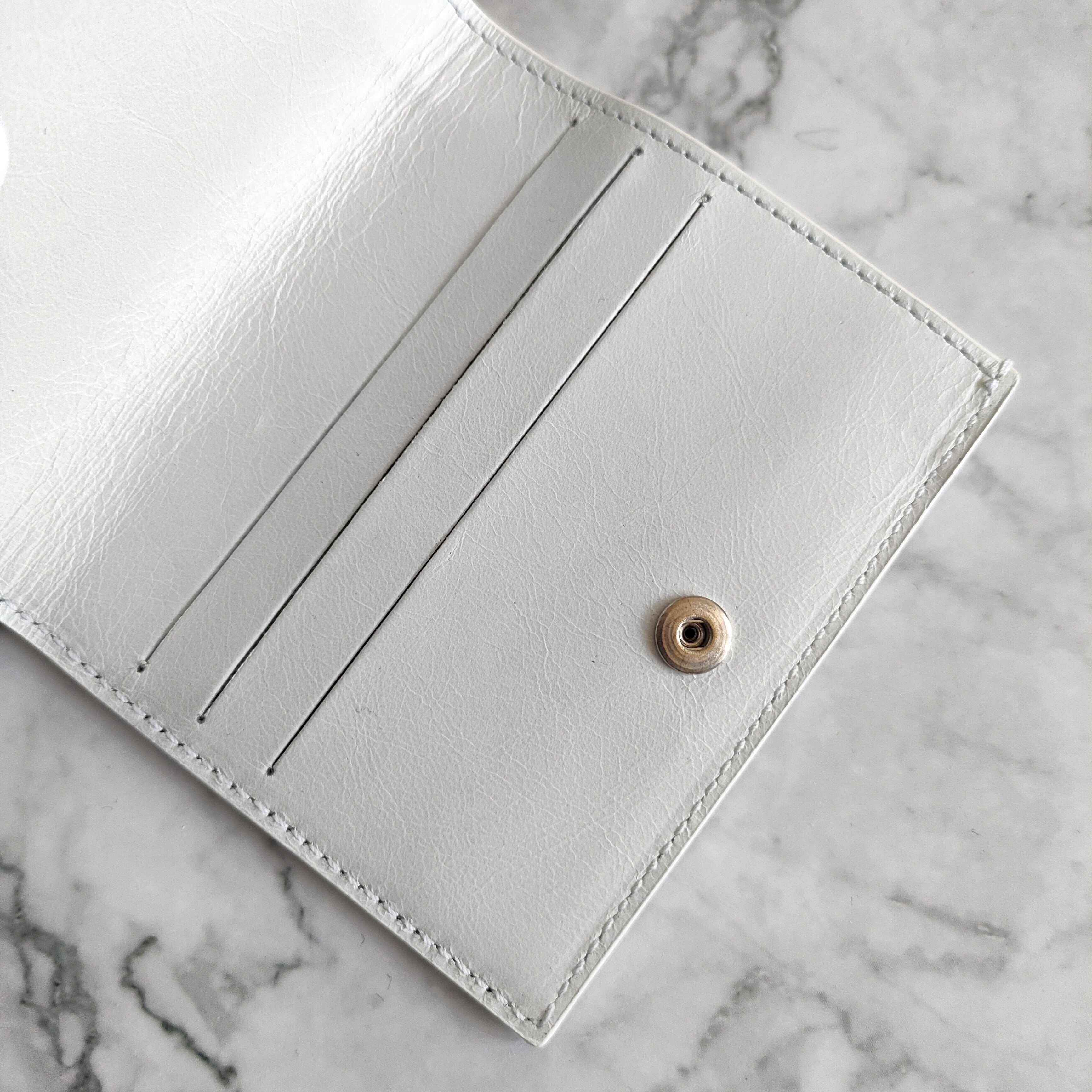 MM6 Maison Margiela】FLAP BI-FOLD WALLET (DIRTY WHITE/カーフレザー