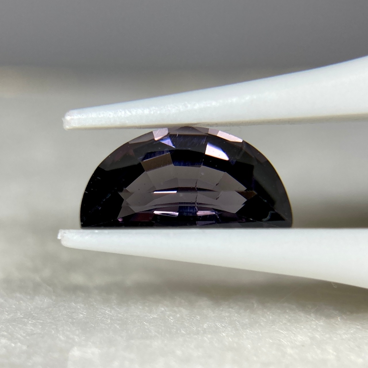 半月のスピネル 約7.9mm*4.0mm*3.2mm r-0507
