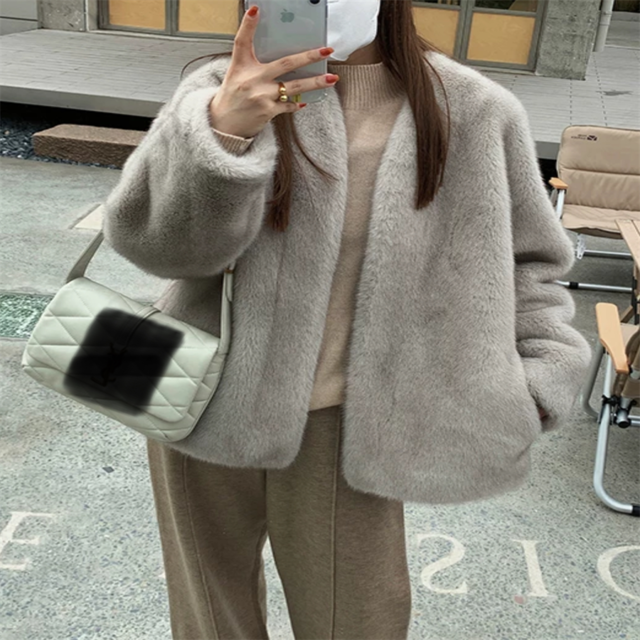 【送料無料】 ノーカラーコート アウター 羽織り ショート 長袖 フレア Aライン グレー 大人カラー モノトーン ニュアンスカラー 厚手生地 ふわふわ かわいい 大人可愛い 綺麗 シンプル カジュアル 大人 上品 おしゃれ お洒落 大人女子 こなれ感 エレガント コンサバ 定番アイテム 体型カバー フェミニン ガーリー 無地 冬 女性 レディース ママ 10代 20代 30代 40代 通勤 デート お出かけ 女子会 お呼ばれ お茶会 授業参観 休日 アウトドア 普段使い ファッション フェイクファー