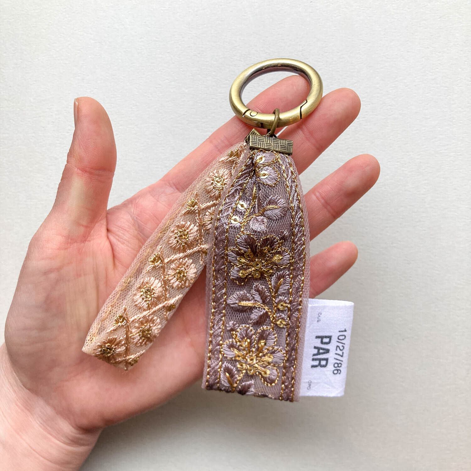 タグ付き刺繍リボンのバッグチャーム | Dua-アクセサリーパーツショップ