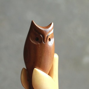 お出かけを待つ、フクロウの靴べら 1