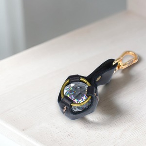 【最高位】アイリスカット 虹入り水晶 丸玉レザーキーホルダー｜太陽光でプリズム反射 本革ブラック 一点物【送料無料】［P-208KH］