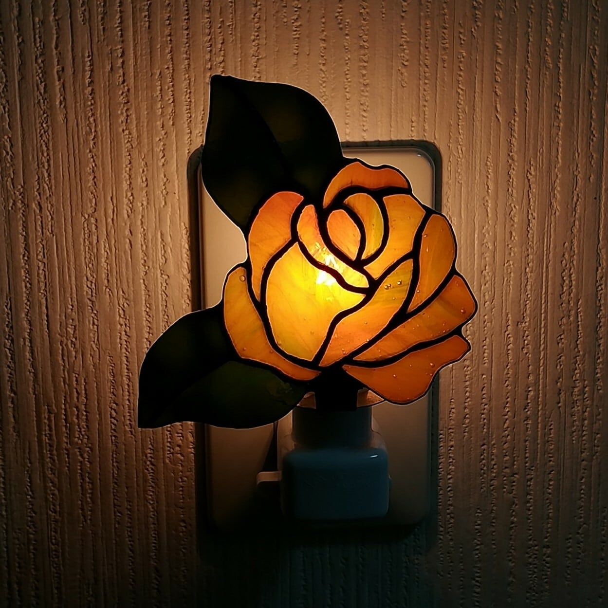 薔薇があでやかな大きなステンドグラス／宙に浮かぶ常夜灯がまるで 