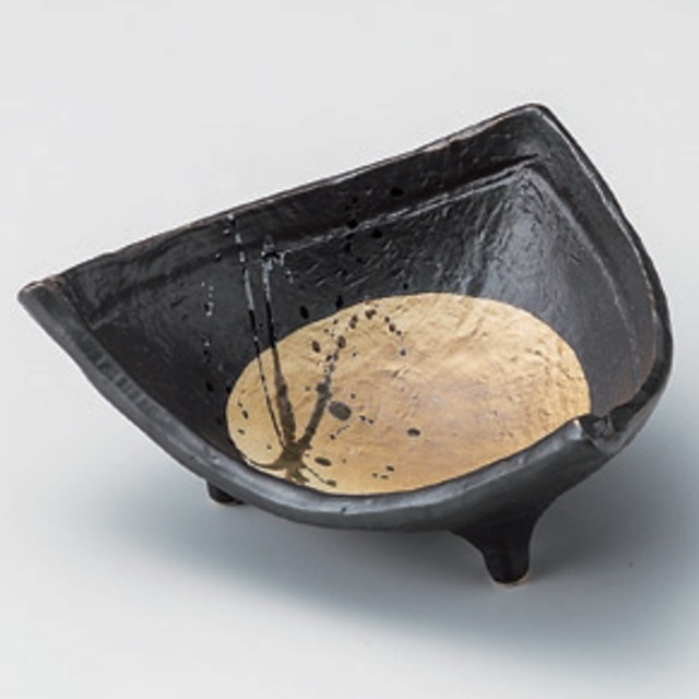 黒釉満月三角小鉢