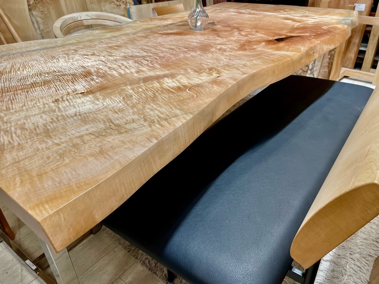 栃　一枚板テーブル　カウンターテーブル　アイアン脚　縮み杢 一枚板テーブル 栃（とち）アイアン脚』 | 天然木家具 納入実例