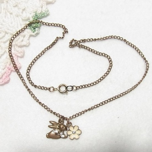 ウサギと花のペンダントネックレス　コスチュームジュエリー卸値以下でセール　K1483N