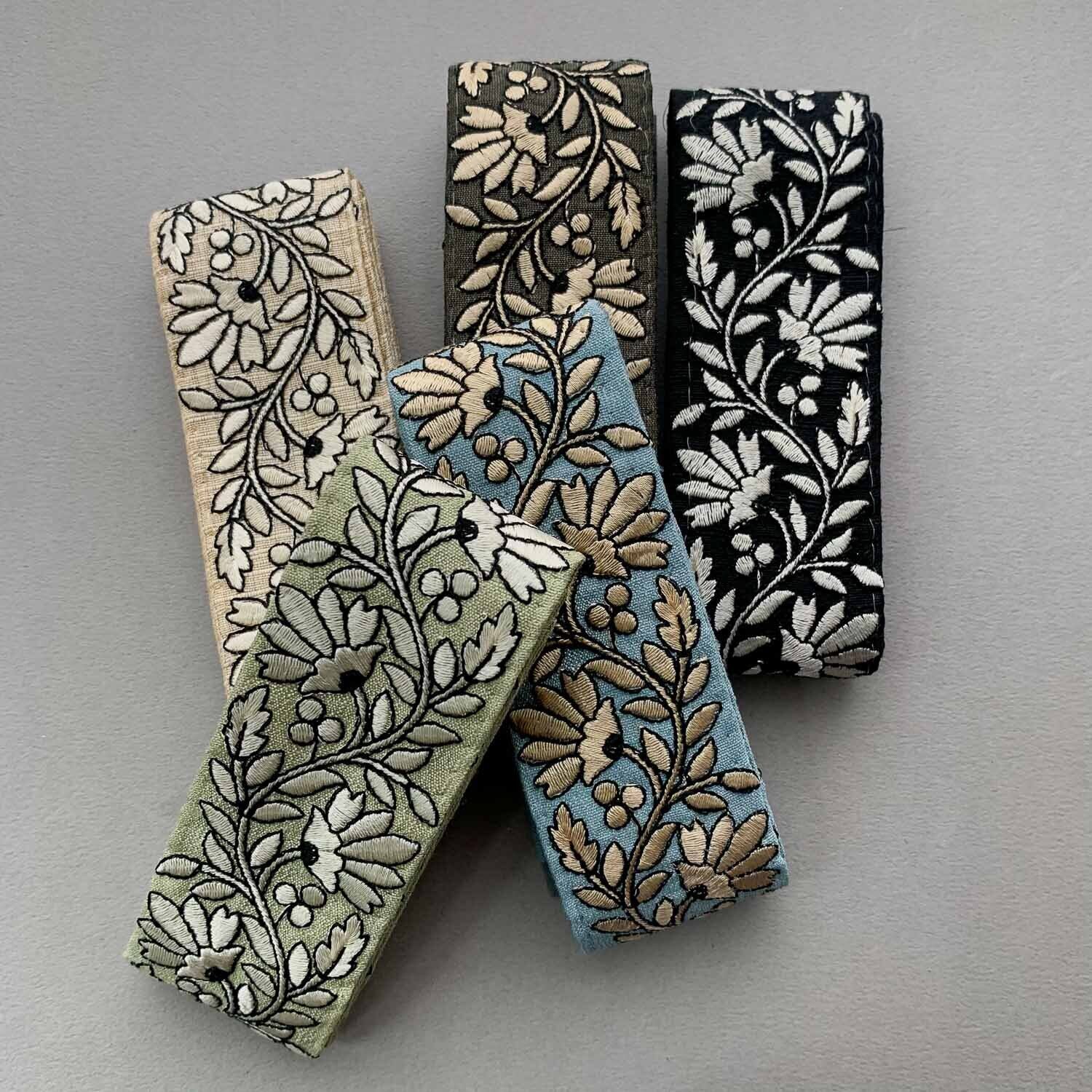 〈再入荷〉黒縁取りシンプルお花インド刺繍リボン(1mカット)