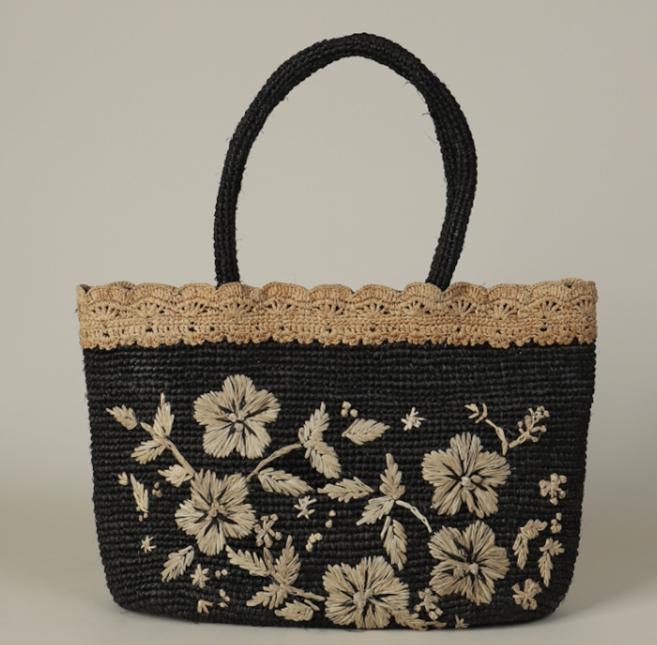 フラワー刺繍 ラフィアトートバッグ ― ナチュラルなのに、どこか上品 ―