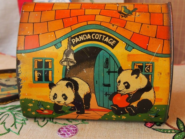 イギリスアンティーク　ビスケット缶　PANDA COTTAGE TIN　