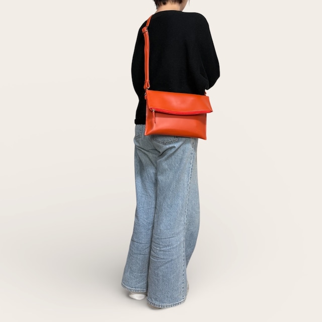 【OSOBA】マルチショルダー dualité（デュアリテ）｜たためばポシェット、広げればA4書類も。お散歩にも、お仕事にも便利な牛革マルチショルダー