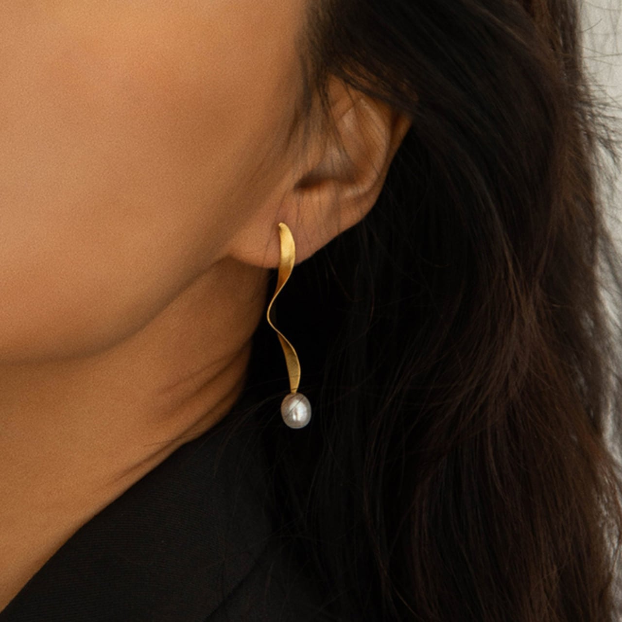 Wave metal earrings with pearls S901