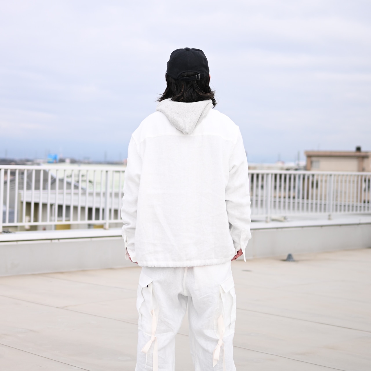 UNTRACE(アントレース)リネンファブリック、ハーフジッププルオーバー、オーバーパンツコーディネート